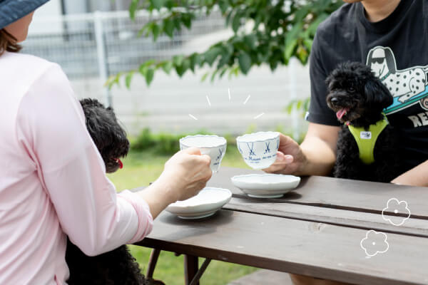 コーヒーやお茶を楽しみながらゆったり過ごす