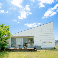 外観　県道西大寺・東山線からすぐ一望できます